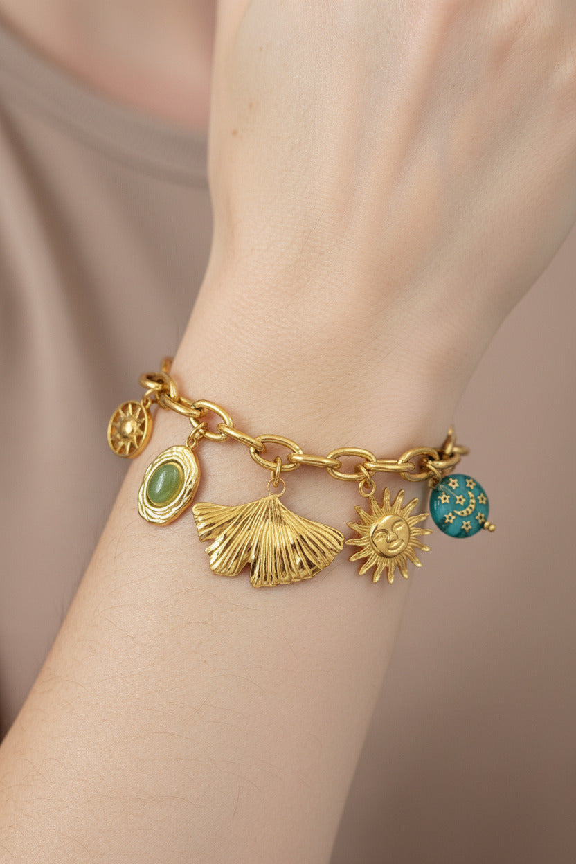 Bracelet en acier inoxydable doré à charms – Soleil & Coquillage