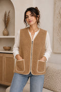 Gilet femme sans manches camel à fermeture zippée et poches, porté avec un jean