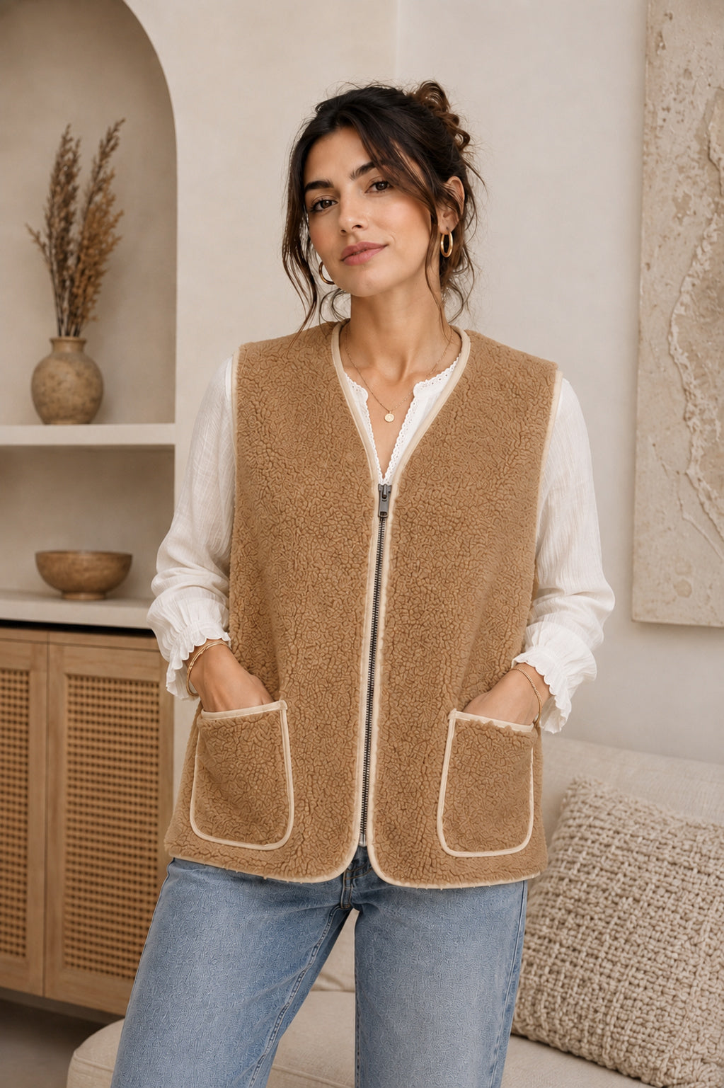 Gilet femme sans manches camel à fermeture zippée et poches, porté avec un jean