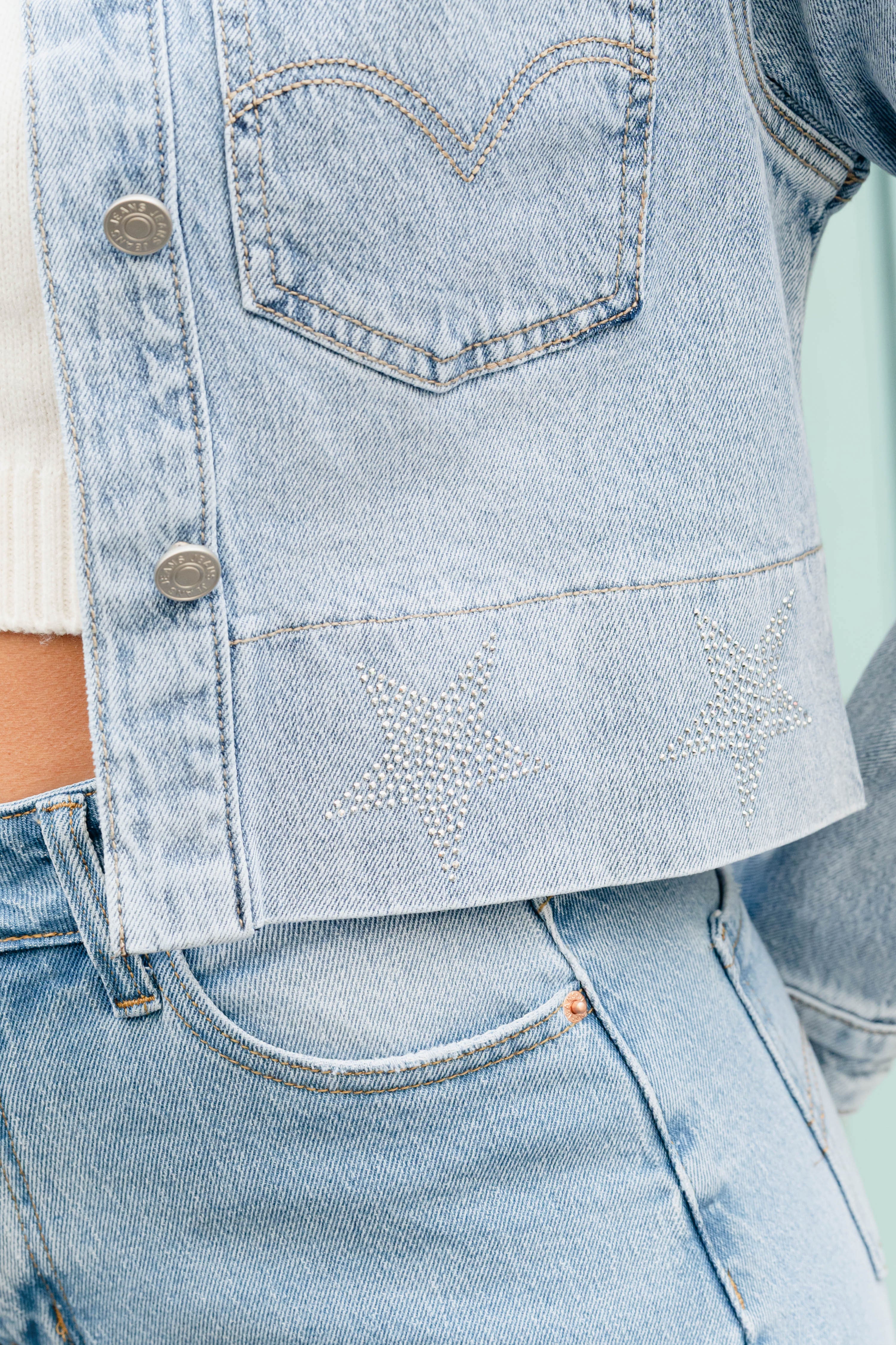 Veste en jean courte à strass étoilés – Bleu clair