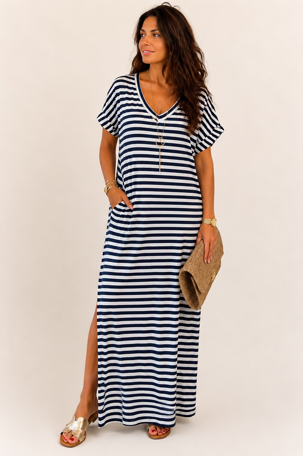 Robe longue rayée en 100% coton, légère et confortable. Coupe ample, col V, poche latérale et fente sur le côté pour un look chic, décontracté et facile à porter.