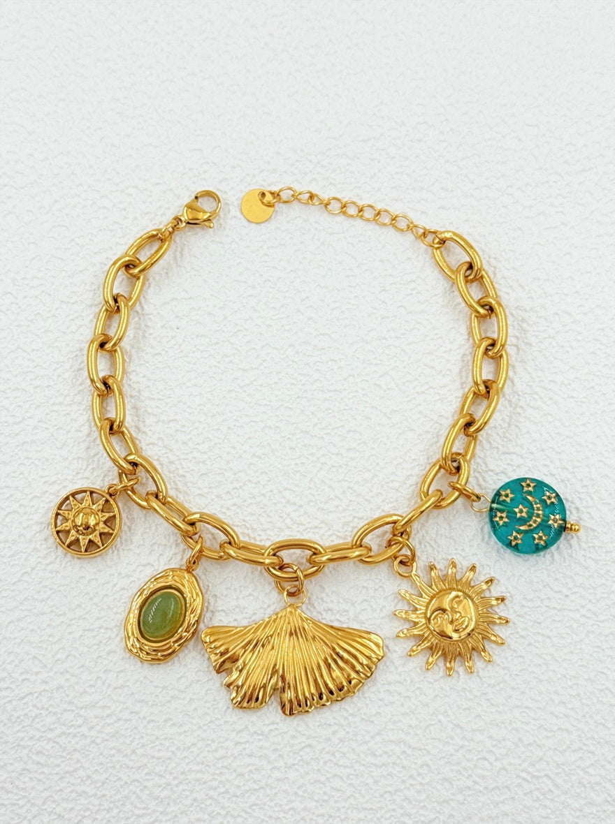 Bracelet en acier inoxydable doré à charms – Soleil & Coquillage