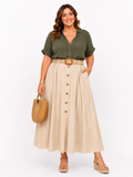 Jupe longue ceinturée grande taille beige, kaki ou noire portée par un mannequin femme