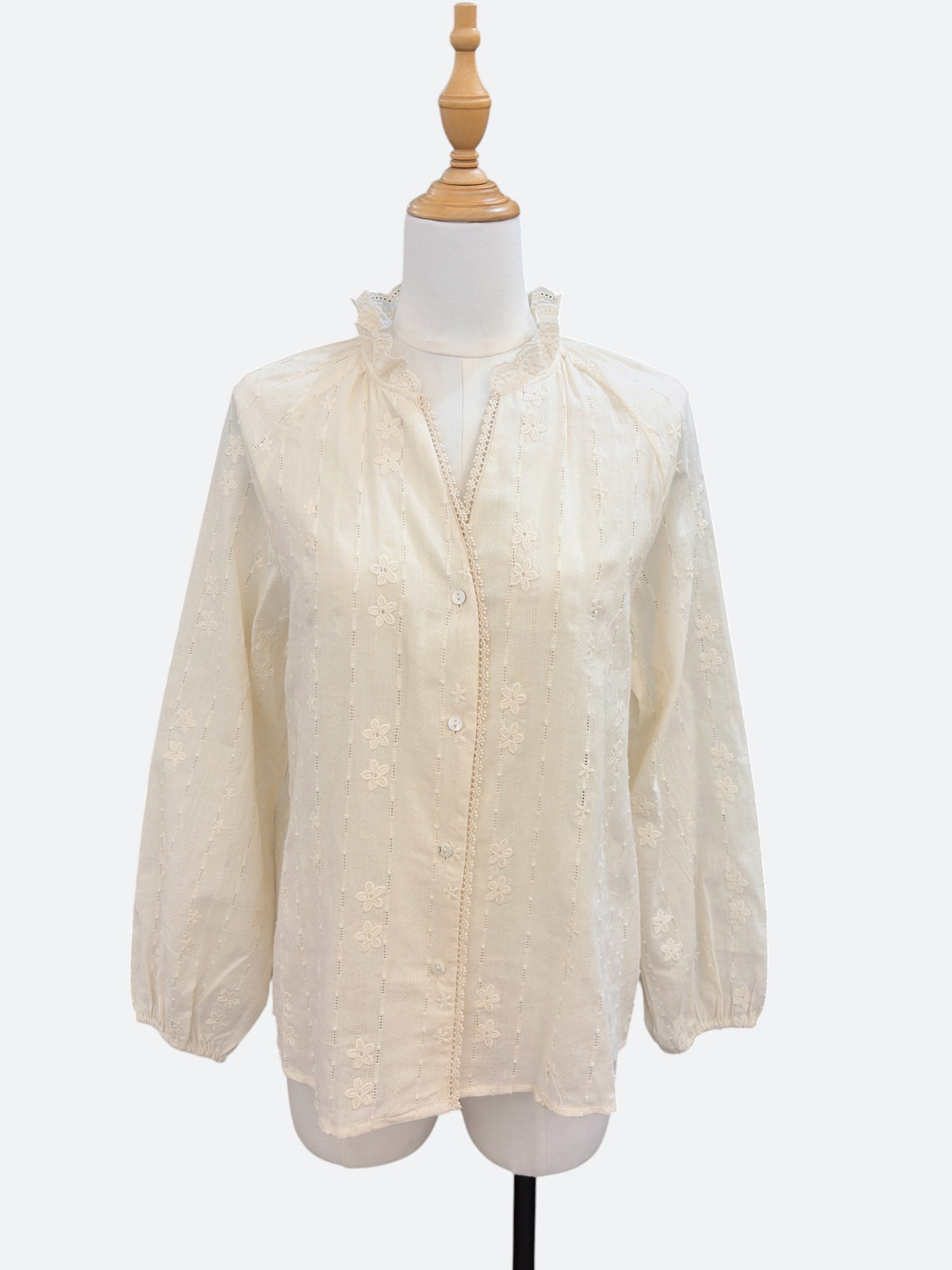 Chemise écrue brodée à col volanté