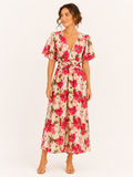 Robe longue fleurie rose femme avec col V et manches fluides sur fond blanc cassé
