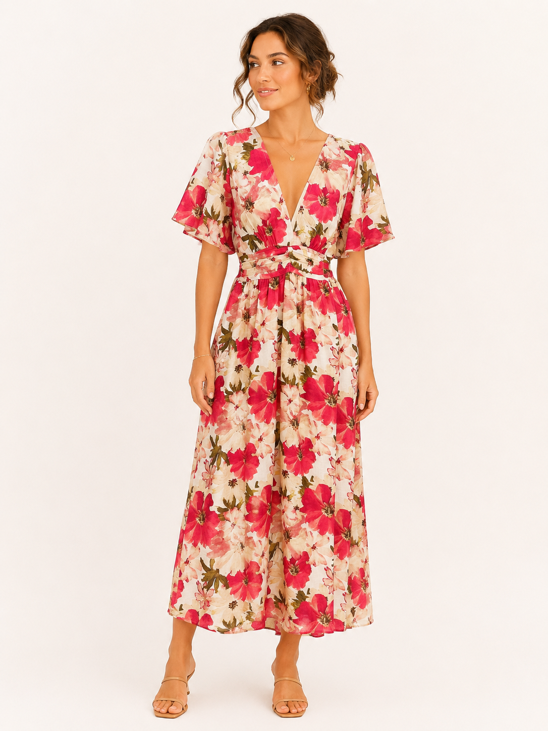 Robe longue fleurie rose femme avec col V et manches fluides sur fond blanc cassé