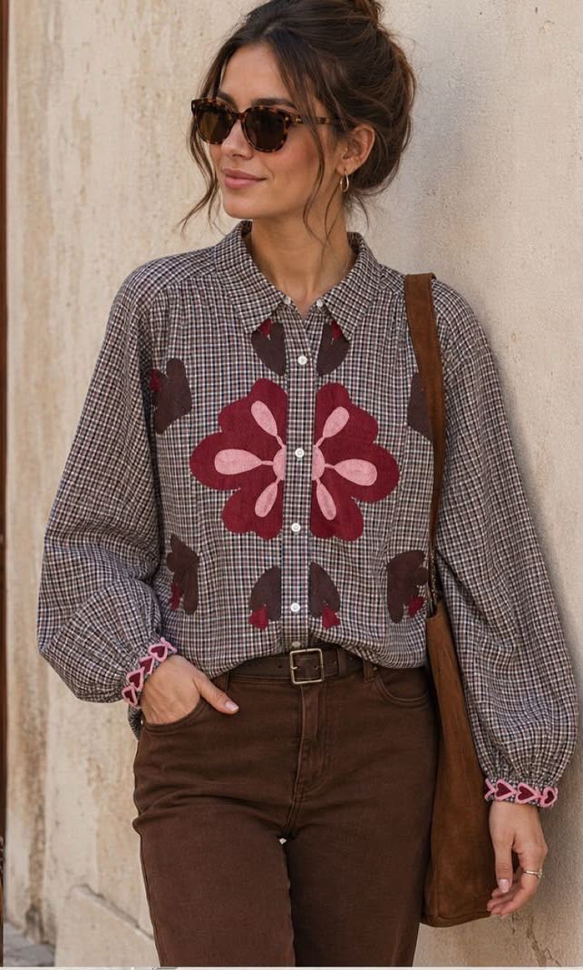 Chemise femme à carreaux marron et beige avec broderies florales
