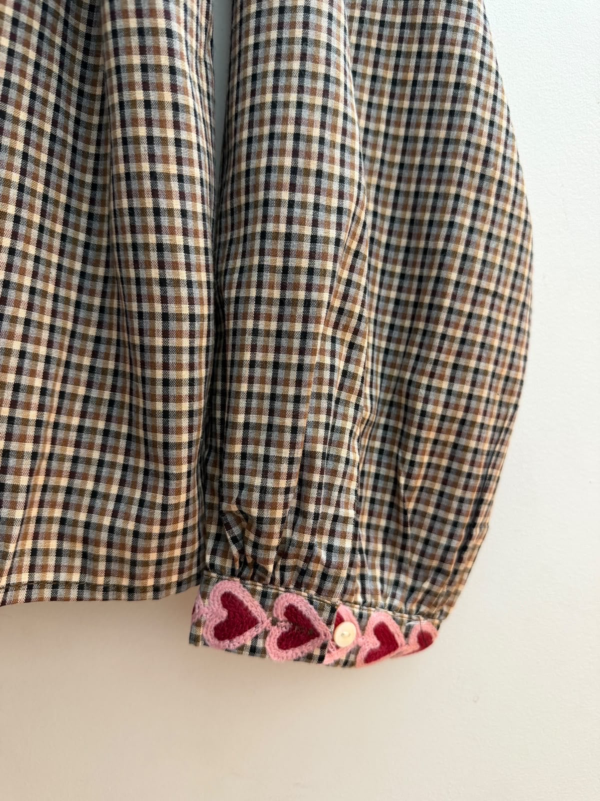 Détail manche et broderies cœur de la chemise