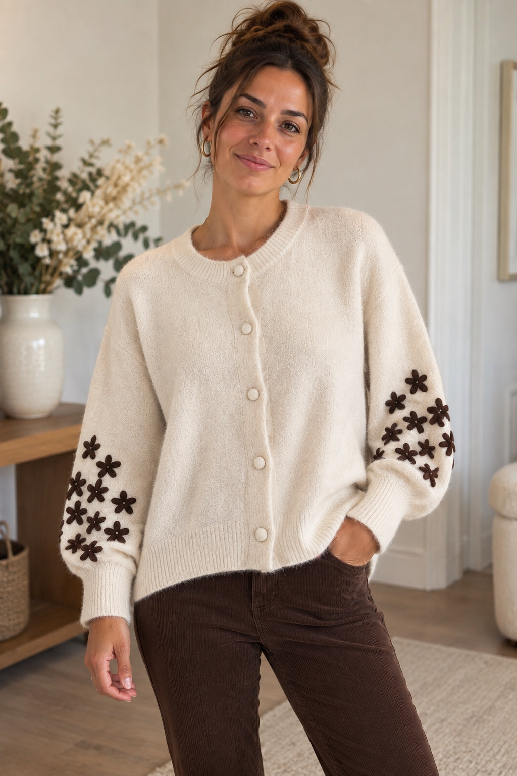 Gilet femme écru à fleurs marron – vue portée