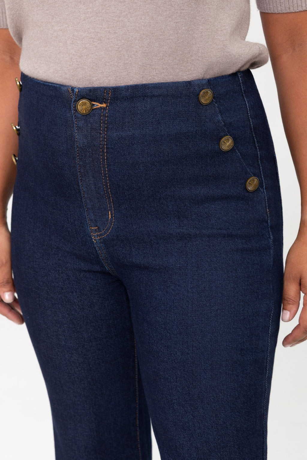 Jean femme bleu foncé – détail de la taille et des boutons dorés