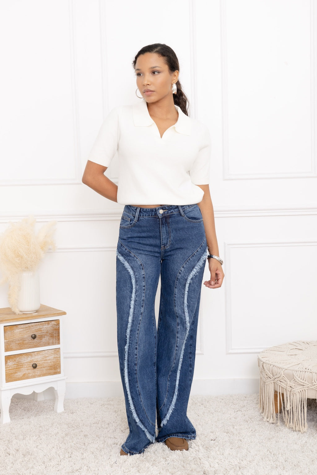 Jean femme bleu coupe large avec détails effilochés – vue portée