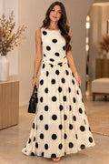 Robe longue blanche à pois noirs drapée – vue portée