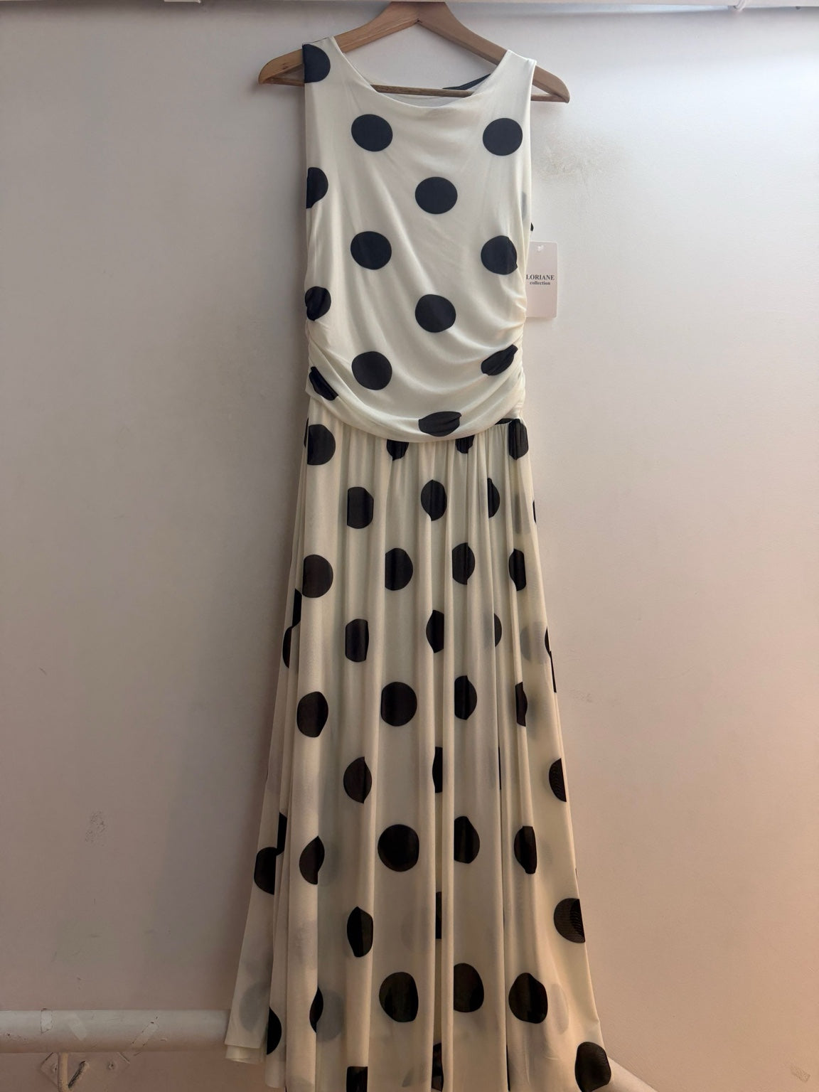 Robe longue blanche à pois noirs drapée – vue de face