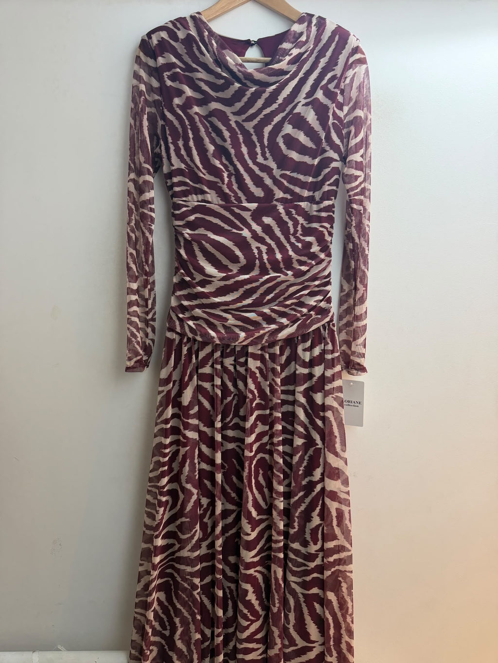Robe longue imprimée bordeaux femme – vue de dos