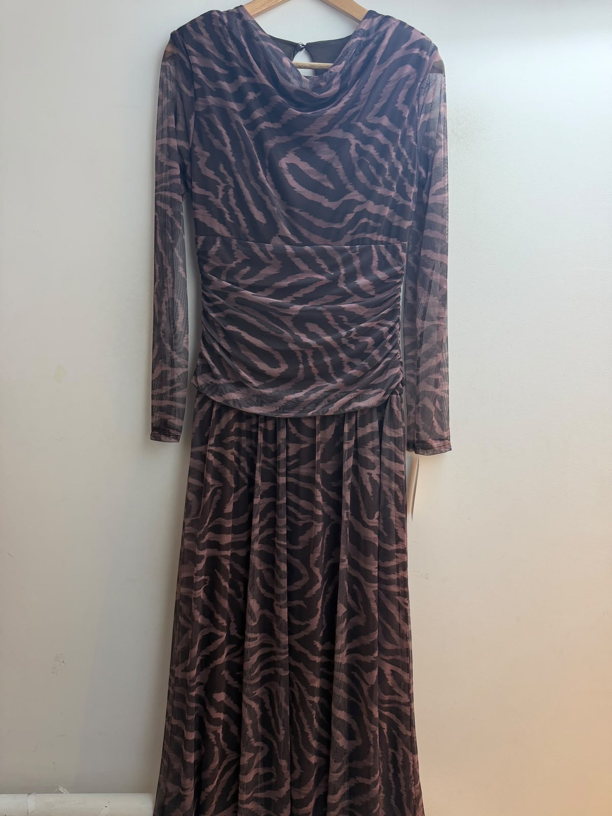 Robe longue imprimée femme – détail du tissu et de la coupe