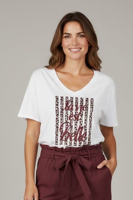 T-shirt blanc femme col V avec imprimé léopard et message La vie est belle